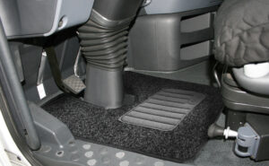Set tappeti su misura in moquette - compatibile per Iveco Stralis (08/02>12/12) cab. larga/large - Iveco Stralis (07/12>12/19) cab. larga/large - Iveco Stralis Hi-Way (07/12>08/16) cab. larga/large - Iveco Stralis XP (09/16>12/19) cab. larga/large - Iveco Trakker (09/04>) - immagine 3