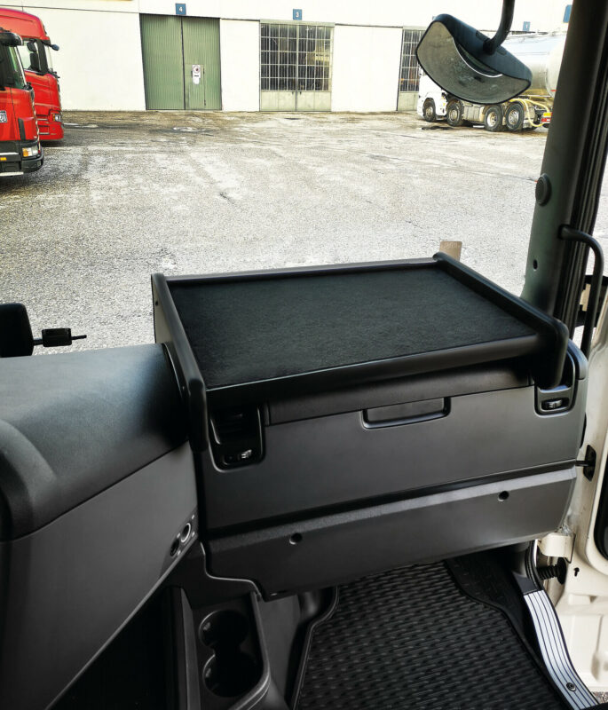 Tavolino per cruscotto - Passeggero - compatibile per Scania R Serie 6 (09/09>08/13) - Scania R Serie 6 - Streamline (09/13>12/17) - Scania G Serie 6 (09/09>08/13) - Scania G Serie 6 - Streamline (09/13>12/17) - immagine 4