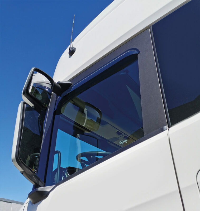 Top-Only, deflettori aria su misura, in acrilico - compatibile per Scania R Serie 7 - New Generation (11/16>) - Scania S Serie 7 - New Generation (11/16>) - Scania G Serie 7 - New Generation (01/18>) - Scania L Serie 7 - New Generation (01/18>) - Scania P Serie 7 - New Generation (01/18>) - Scania XT Serie 7 - New Generation (01/18>) - immagine 2