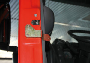 Serrature interne aggiuntive per cabina camion - compatibile per Iveco Eurocargo (10/91>) - Iveco Eurostar (04/92>09/04) - Iveco Eurotech (04/92>09/04) - Iveco Stralis (08/02>12/12) - Iveco Stralis (07/12>12/19) - Iveco Stralis Hi-Way (07/12>08/16) - Iveco Stralis XP (09/16>12/19) - immagine 4