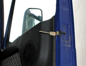 Serrature interne aggiuntive per cabina camion - compatibile per Volvo FH Serie 1 (08/93>11/98) - Volvo FH Serie 2 (12/98>07/02) - Volvo FH Serie 3 (08/02>08/12) - Volvo FH Serie 4 (09/12>05/21) - Volvo FM (03/98>) - Volvo FMX (04/13>) - Volvo FH Serie 5 (06/21>) - immagine 4